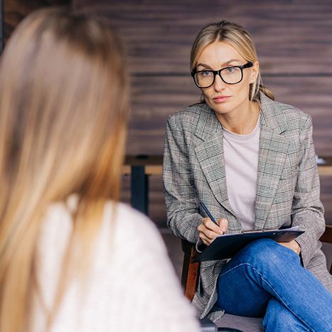 therapist-glasses-giving-feedback